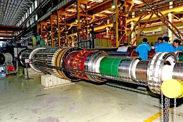 匠心鑄就大國重器 上海發(fā)電機(jī)廠首臺300MVar雙水內(nèi)冷調(diào)相機(jī)轉(zhuǎn)子嵌線完工